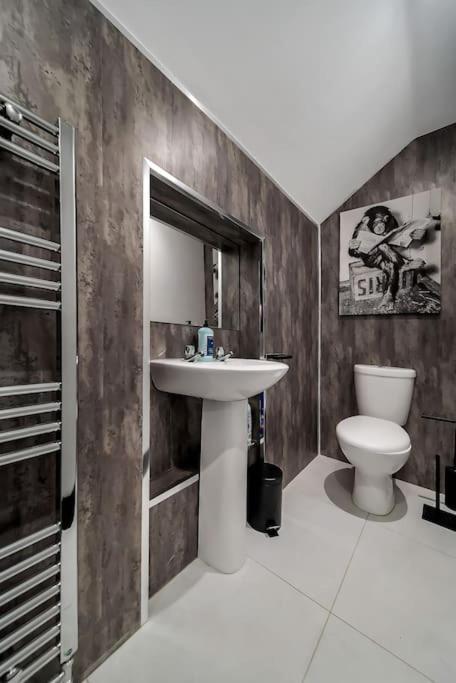 The Eden Loft: A Stylish Retreat Апартаменты Страбан